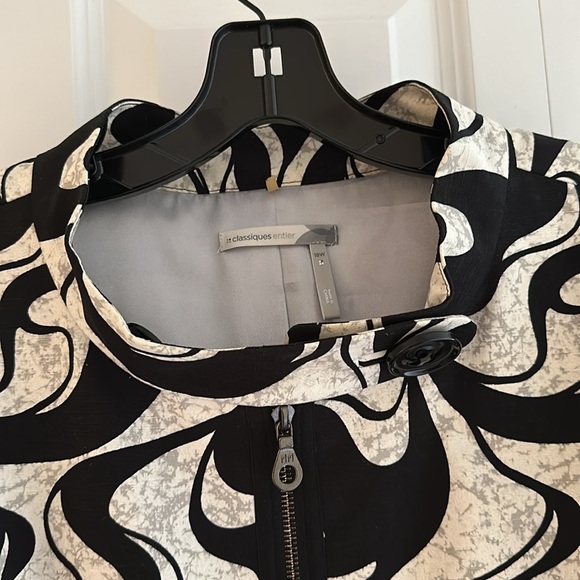 Woman’s beautiful jacket fully lined. - Picture 2 of 9